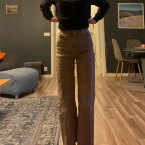 Bruna jeans - Bruna, vida jeans med hög midja från Lager 157 i modellen ”Lane”. Dem är insydda i midjan. Inga defekter.