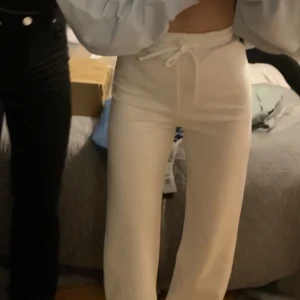 skit snygga vita vida byxor från Asos - Jättefint skick Inga fläckar Ser helt ut som de är helt nya 