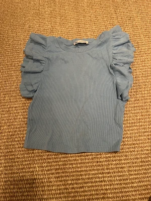 Blå volang tröja🙌🏼storlek S - Blå volang tröja från Zara ord pris 119kr❤️‍🔥