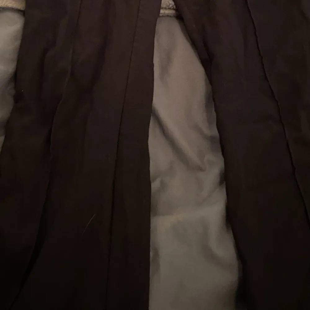 Svarta kostymbyxor från Vila med en söm i mitten. super bekväma och fina!. Jeans & Byxor.