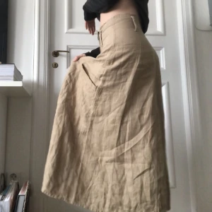 Långkjol, Bitte Kai Rand - Långkjol från Bitte Kai Rand i 100% linne! Asså det går inte att fånga på bild hur snygg den här kjolen är. Asymmetriska fickor på framsidan och dragkedjan lite på sne, LOVE! Du är så så så välkommen att prova den hos mig! Så får du se hur fin den är! 