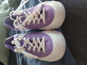 Sneakers  - Från Nelly.nya.Endast provad.