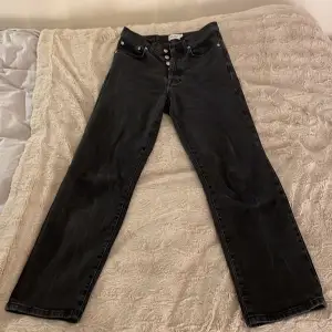 Dessa jeans är från  NA-KD. ⚡️💛 Innerbenslängd: 72 cm Midjemått: 76 cm Straight leg, sitter under naveln. 