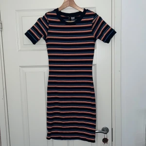 Randig klänning - Randig klänning från H&M. Aldrig använd. Strl 36.