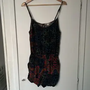 Playsuit med mönster från H&M. Inga tydliga tecken på användning. Strl 36.