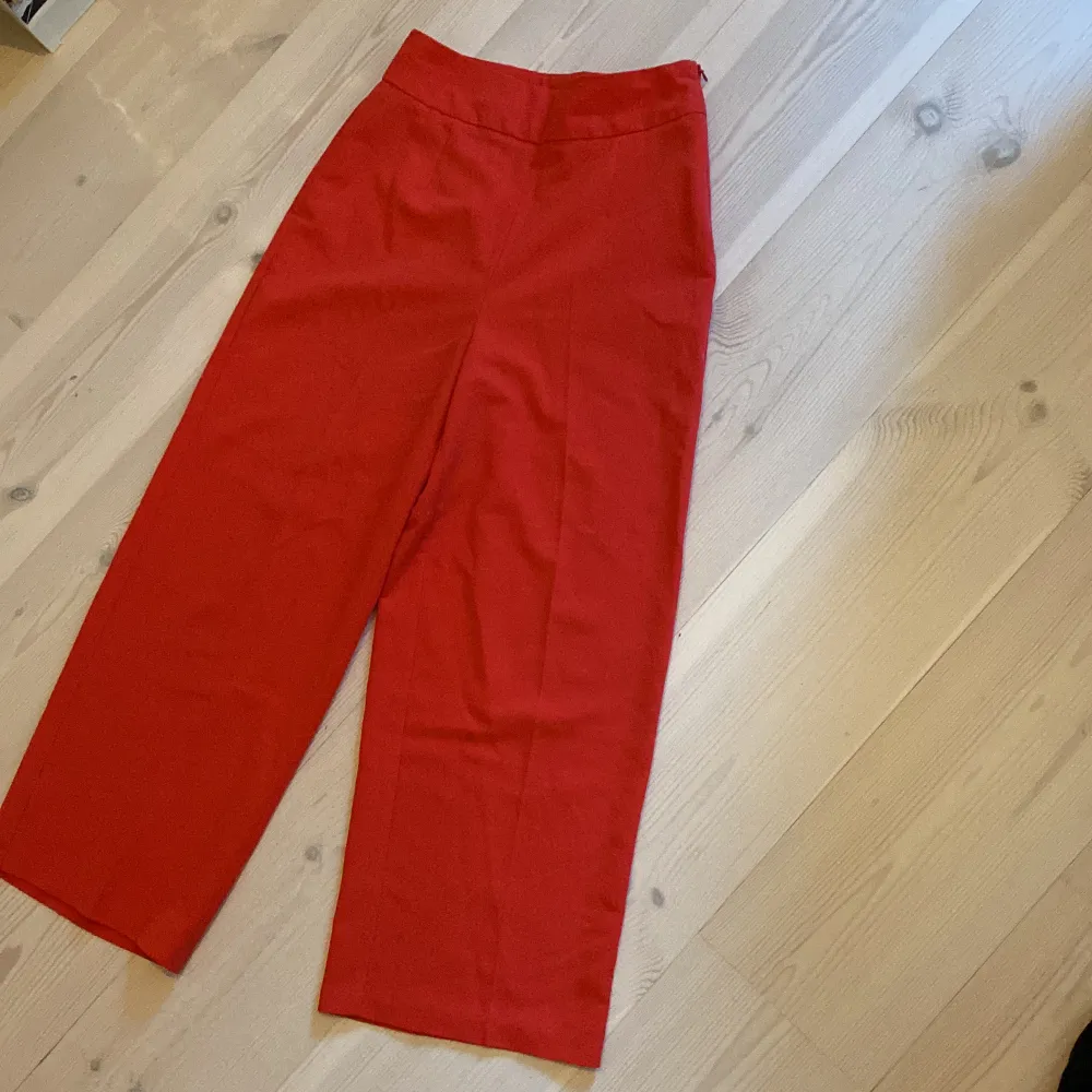 Orange röda kostymbyxor från Vila. Säljs pga att de är för små. Högmidjae. Och vida Nästan aldrig använda . Jeans & Byxor.