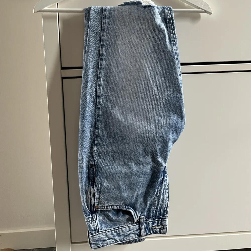 Mom-jeans från Ginatrico, Blåa Mom-jeans från Gina, strl 34, passar även 36. Inte använda på över 1 år och har knappt används. Inga speciella slitningar.. Jeans & Byxor.