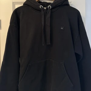 Acne studios svart hoodie M - Hej!  Säljer min svarta AcneStudios hoodie i storlek M. 
