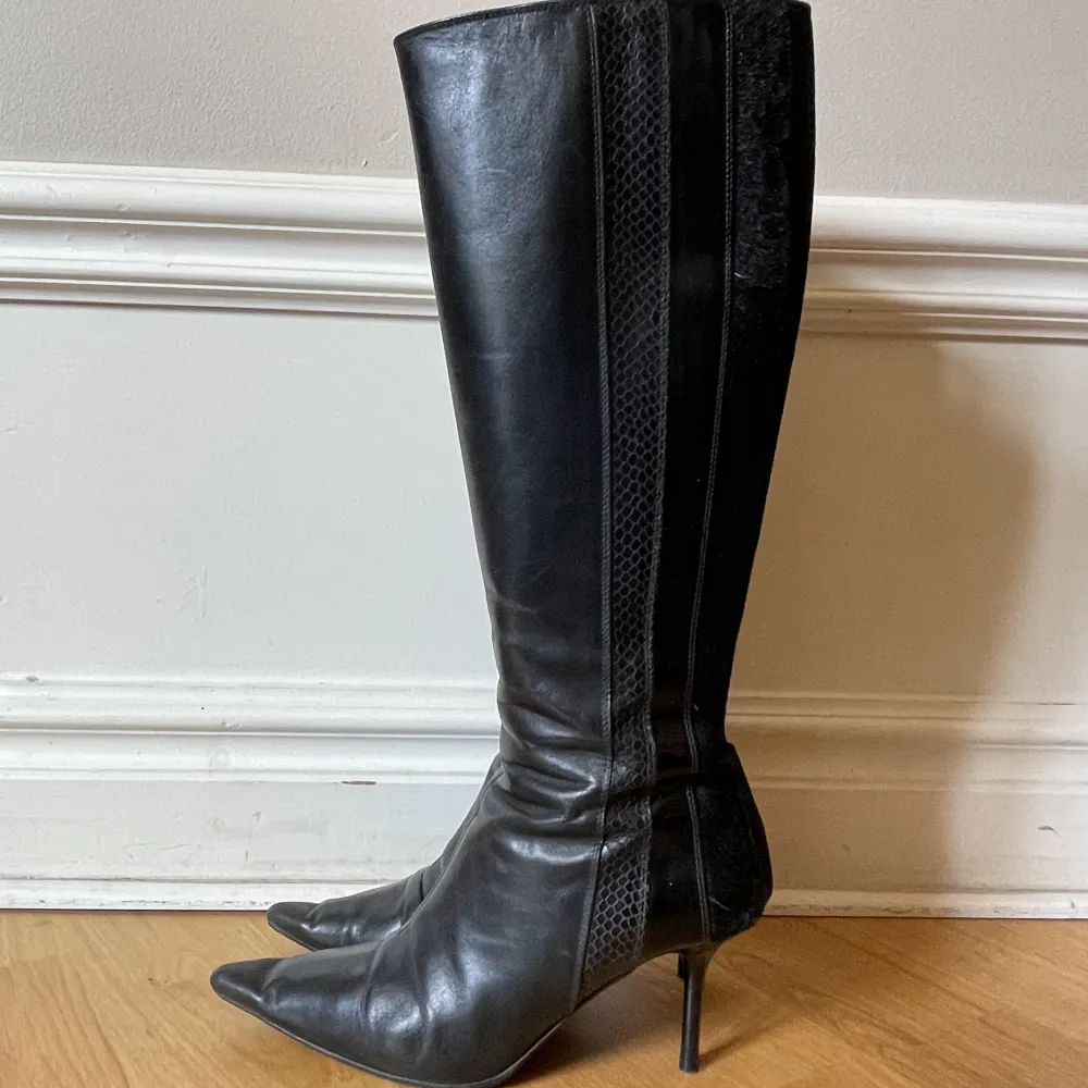 Super snygga och trendigt svarta läderstövlar från Karen Millen! Storlek 38 och klacken är 8cm, pris kan diskuteras 🫶. Skor.