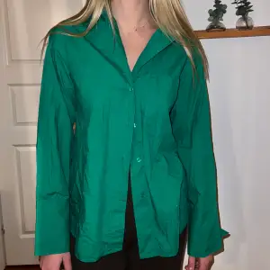 Grön skjorta från Gina Tricot i strl M