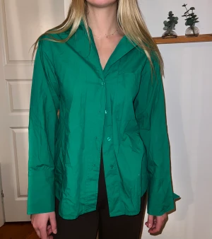 Grön skjorta - Grön skjorta från Gina Tricot i strl M