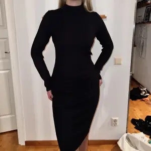 Ännu en svart långärmad klänning i stickat material från Gina Tricot i strl S