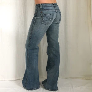 lågmidjade jeans - säljer fler lågmidjade heans! midja:70 innerben:81 jag är 169 och w28 som referens😽