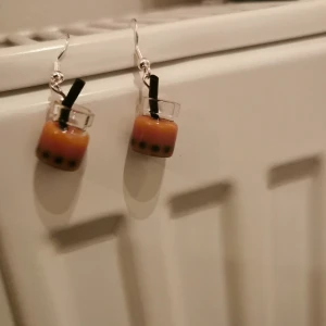 Örhängen - Brun röda boba örhängen. 