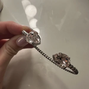 Armband från Caroline Svedbom - Armband från Caroline Svedbom, silver med ljusrosa stenar. Fint skick 