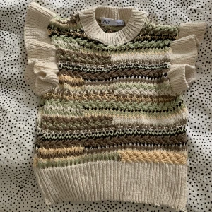 Stickad topp! - Så fin stickad topp från zara med volangärmar! Den har ett litet hål i stommen (bild 3) men inget farligt och har använt den flera gånger när hålet funnits utan att det blivit större💞
