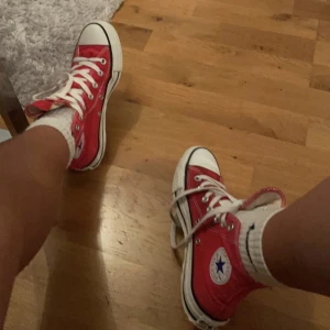 Röda converse  - Hör av dig vid frågor🤍
