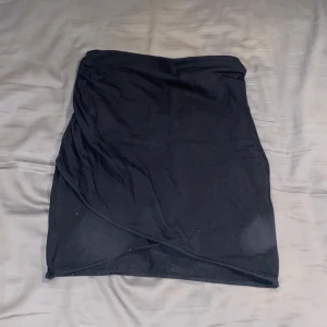 Snygg kort kjol - Snygg svart kort kjol från H&M Stl. S Ny skick