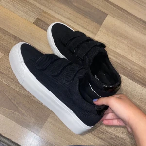 Skor  - Skor, köpta från zalando. Sällan använda och är väldigt väldigt rena. Toppen skick❣️är st36 men väldigt stora i storleken så de passar någon med st 37 därav lite för stora på mig med st36/37. JUSTERBARA!!! Man kan gö dom tajtare och lösare !