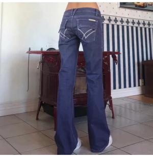 Low rised jeans  - Lågmidjade jeans! Snygga detaljer!  Pris kan diskuteras 