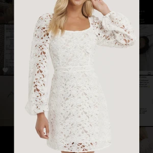 Studentklänning - Superfin vit ”virkad” klänning från nakd. Perfekt till studenten 