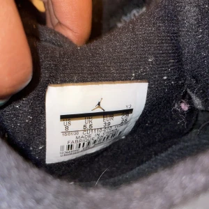 Jordan 4 black cats - Säljer mina jordan 4 black cats då dom inte kommer till användning. Osäker på om dom e äkta då ja köpte dom av en vän som säljer skor. Annars så är dom helt rena och inga skador eller defekter als och dom e använda cirka 4 gånger de är bara å höra av sig