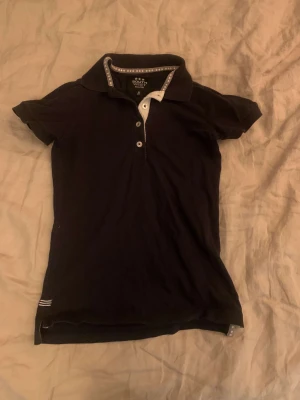 Ridtröja  - En fin ridtröja, med vita knappar, från ett ridläger, säljer pga att jag inte rider längre