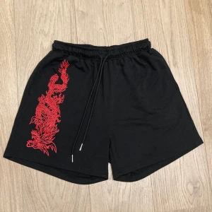 Svarta shorts - Stl S/36. Resor i midjan.