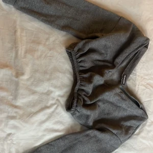 Tröja från prettylittlething  - Grå ”tjocktröja” från prettylittlething. Den är typ off shoulder och croppad, aldrig använd. Skriv för fler bilder.😊