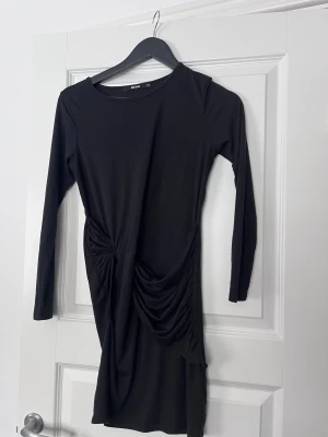 Klänning - Fin klänning med en knut vid magen. Storlek xs-liten s