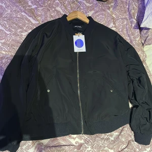 Säljer en monkl summer jaka - Jag har fick jackan helt ny men har redan en hemma och behöver inte två. 