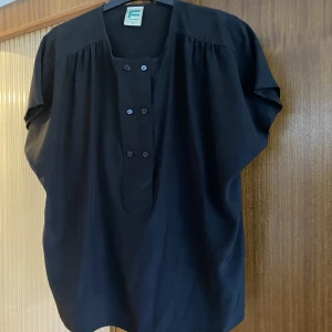 Blus - Oversize blus med knappar och kort ärm