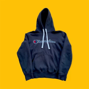 Svart Champion Hoodie - En fin luvtröja av märket Champion. I fint skick. Ger lite vintage vibes. Snyggt till ett par jeans. För fler bilder eller mått kontakta mig!!