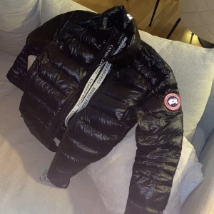 Canada Goose Strl M - Helt ny skick.  Används nu mera under våren.  Modell:Crofton Jacket Modell: Crofton Jsckeh 