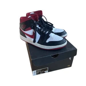 Air Jordan 1 Mid - Säljer mina Jordans som köptes för 1 år sedan, de är använda ett fåtal gånger, köptes för ca 1400kr de är i bra skick.    Pris kan diskuteras!!!