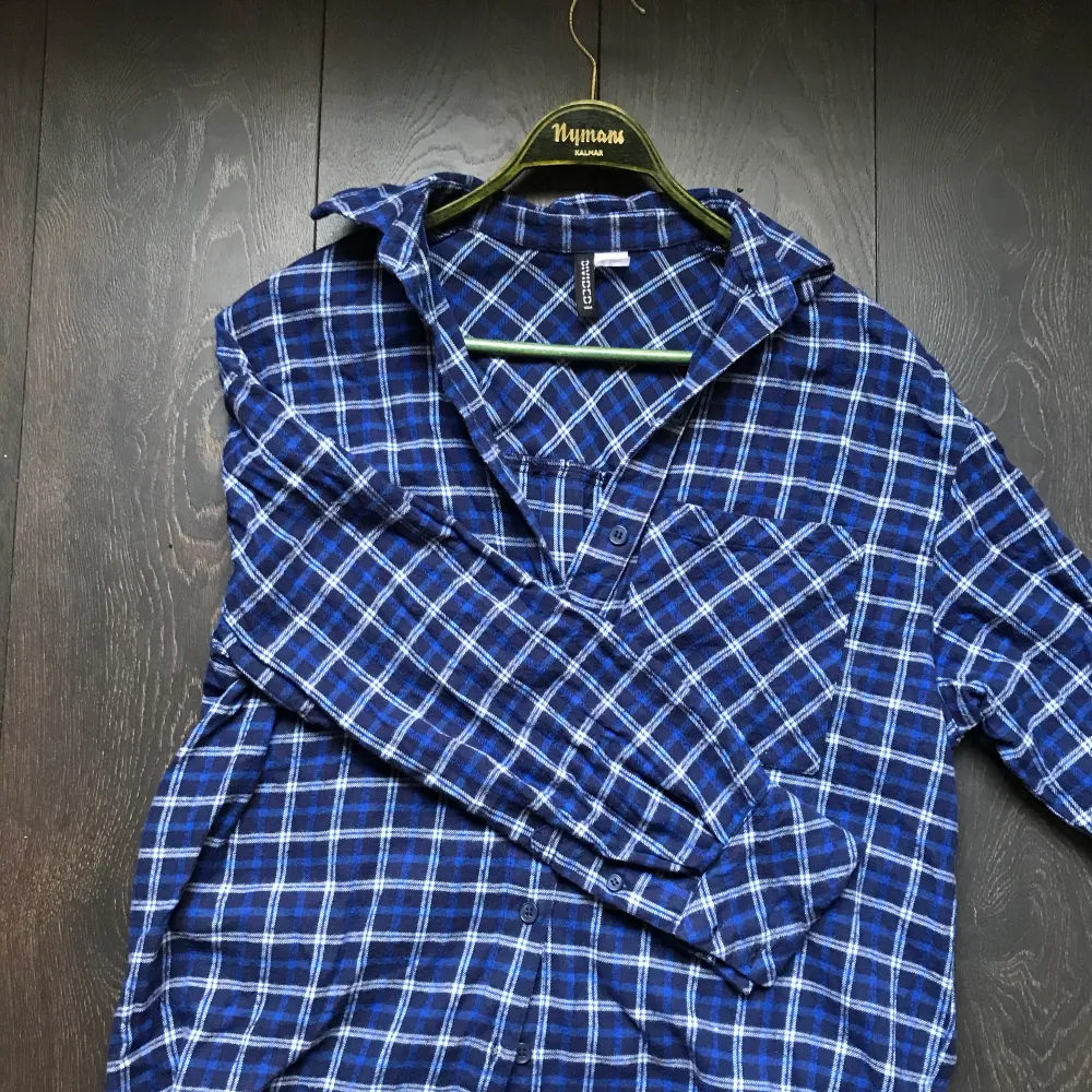 Blårutig, oversized flanellskjorta från H&M. Använd några få gånger, bra skick. Storleken är XS men sitter som en S eller M. Skjortor.