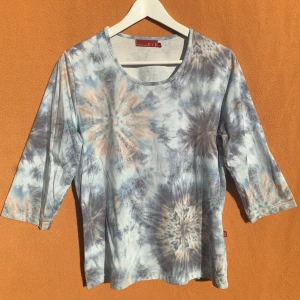 Tiedye Tröja - Tiedye tröja med trekvartsärm i stretchigt bomullsmaterial. Om du har frågor eller vill se mer bilder är det bara att skicka iväg ett meddelande:)