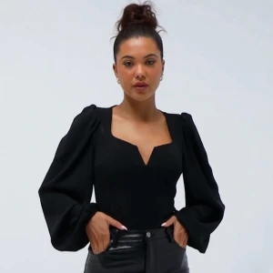 Svart body xs - ”Wire wide sleeve body” från Nelly. Storlek xs, Originalpris 349kr.                                                    Nyskick, jättefin tröja, säljer bara pga fel storlek. 💕