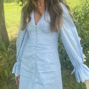 Adoore klänning - Säljer min klänning från Adoore i ljusblå färg, storlek xs då den inte kommer till användning. Behöver strykas, annars i fint skick!