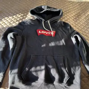 Marinblå Levis hoodie