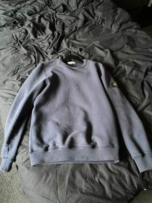 Fin mörkblå stone island tröja,köpt på nk i göteborg  Inte mycket använd och inga fläckar eller liknande  Skick:8/10 Storlek:164-170(junior) 