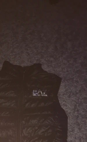 Ea7 väst - Ea7 väst i väldigt fint skick använd en halv sommar typ inga hål eller repor