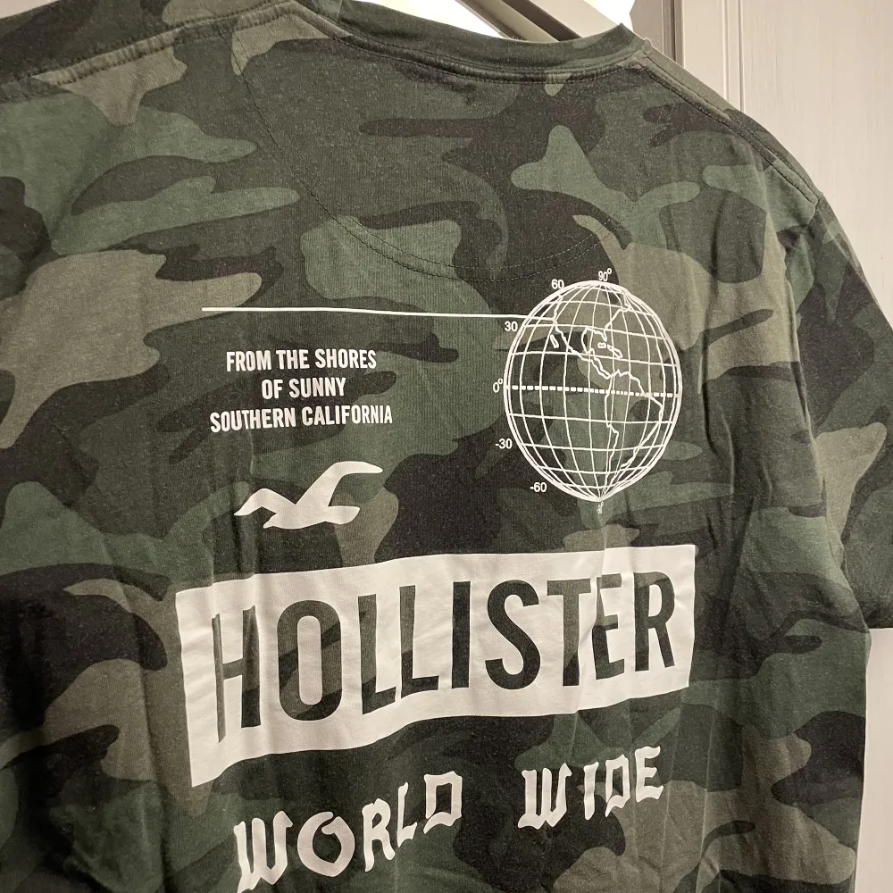 Säljer en T-shirt från Hollister. Knappt använd med snyggt tryck både fram och bak.  Skick 5/5  Storlek Xl. T-shirts.