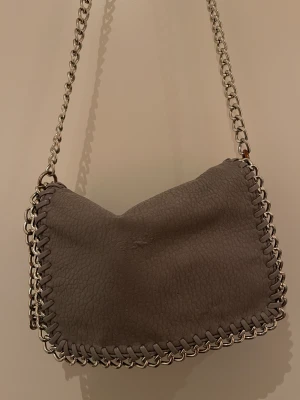 Tiamo väska - Använd men fortfarande bra skick. Köpt på Scorett. Kan hämtas upp i Spånga, mötas upp i Sthlm, annars står köparen för frakten.