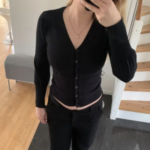 Kofta med knappar - Säljer denna kofta med knappar då jag inte använder den💕