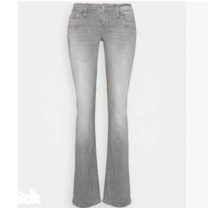 Söker dessa gråa Lågmidjade Ltb jeans i storlek 24:32