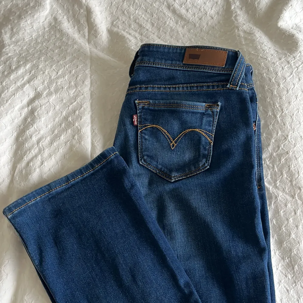 Stretchiga jeans, lågmidjade med bootcut . Jeans & Byxor.