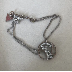 guess armband - så snyggt guess armband. de är tyvärr inte min stil, så har aldrig använt den och säljer därav. diskuterbart pris 🫶🏽