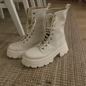 Vita kängor storlek 38 - Oanvända nya vita kängor, de var för stora därav kan jag inte behålla dem tyvärr. Köpta ifrån ASOS för 569kr. Finns i Gävle, möts upp vid försäljning.