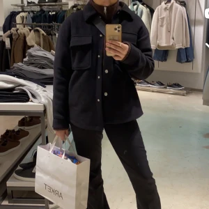 Jacka - Säljer denna jättetrendiga, korta kappan från Gina, använd fåtal gånger